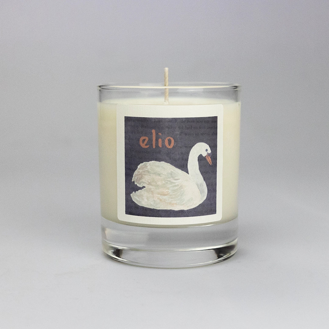 Product photo of scented soy candle Elio, made by BONKI. Candle in glass jar. Black label with white swan and writing "Elio".